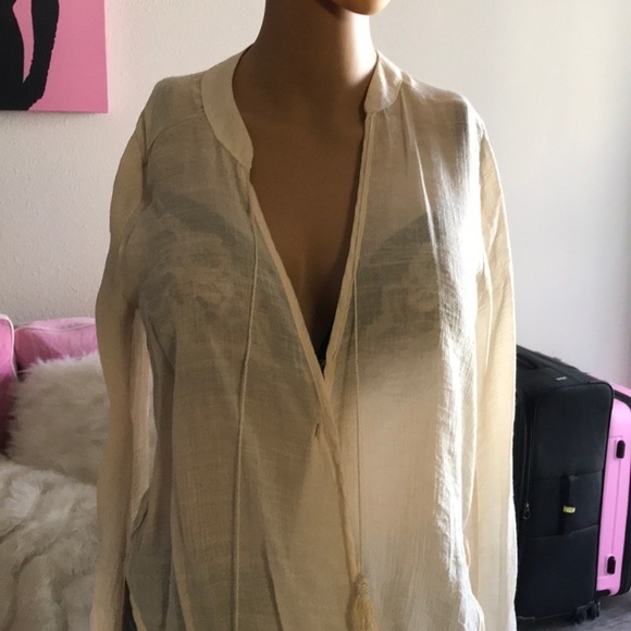 High-Low Boho chic top with tassel tie accent. - Picture 2 of 5